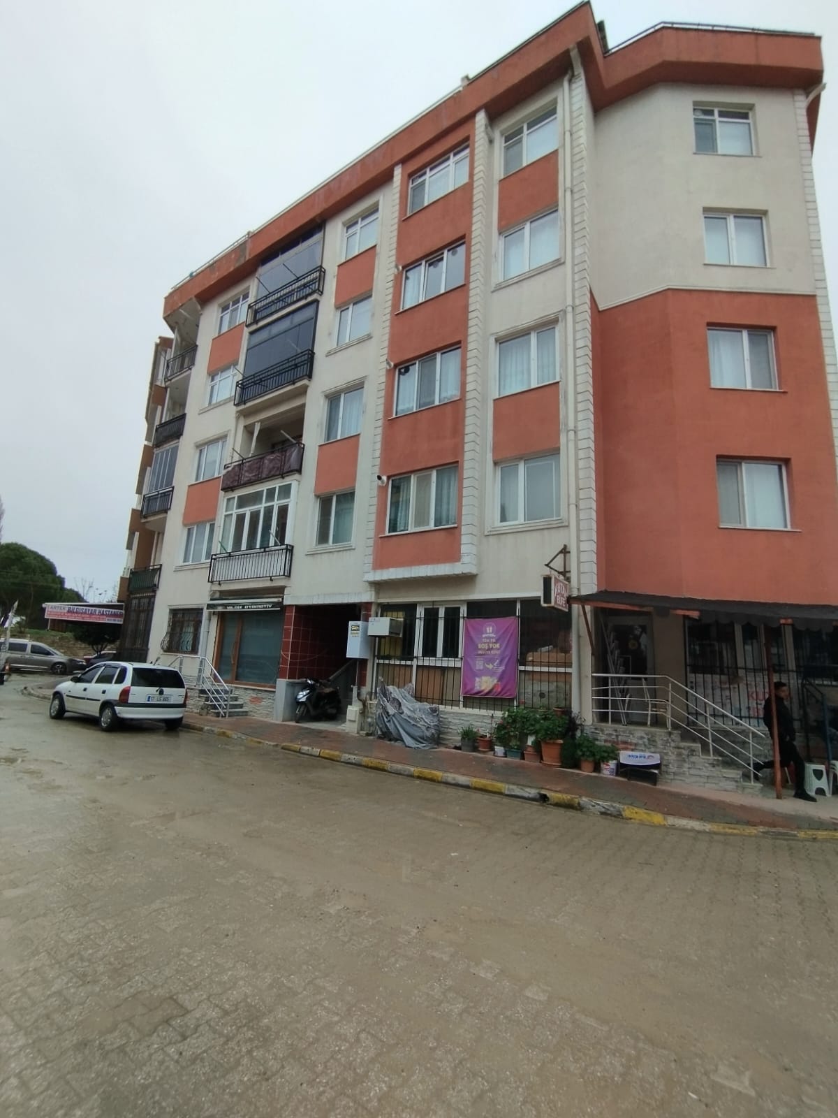 Ayık Apartmanı